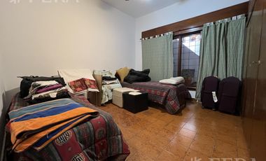 Venta casa multifamiliar con cochera y fondo en Wilde