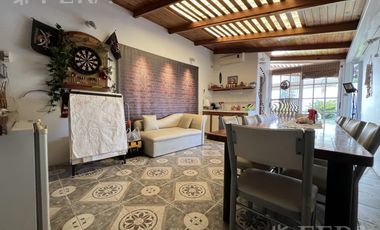 Venta casa multifamiliar con cochera y fondo en Wilde