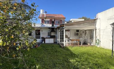 Venta casa multifamiliar con cochera y fondo en Wilde