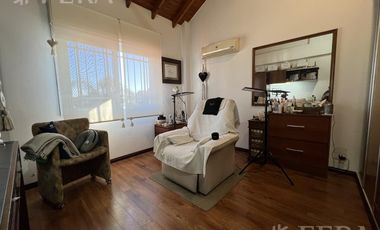 Venta casa multifamiliar con cochera y fondo en Wilde