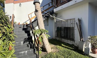 Venta casa multifamiliar con cochera y fondo en Wilde