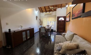 Venta casa multifamiliar con cochera y fondo en Wilde