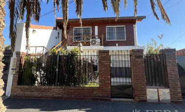 Venta casa multifamiliar con cochera y fondo en Wilde