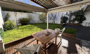 Venta casa multifamiliar con cochera y fondo en Wilde