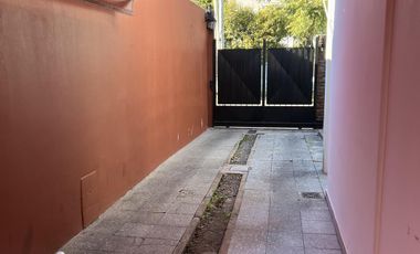 Venta casa multifamiliar con cochera y fondo en Wilde