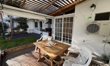 Venta casa multifamiliar con cochera y fondo en Wilde