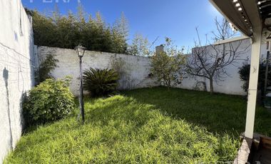 Venta casa multifamiliar con cochera y fondo en Wilde