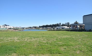 Lote al agua en La Calesa, Pilara