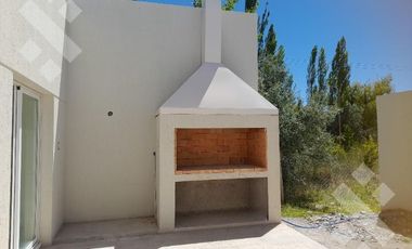 VENTA CASA (EN POZO) 2 DORMITORIOS EN Bº lOS SAUCES  EN POZO- FERNANDEZ ORO.