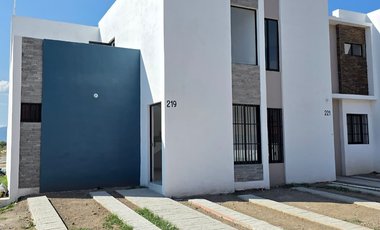 CASA EN VENTA, 2 PLANTAS, 2 RECÁMARAS, 2 BAÑOS, COCHERA PARA 2 AUTOS
