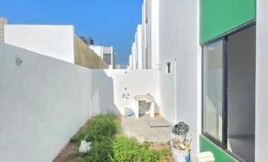 CASA DE 2 PLANTAS, 3 RECÁMARAS, 3 BAÑOS, COCHERA PARA 2 AUTOS