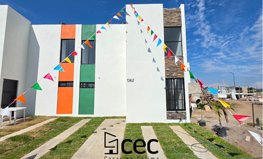 CASA EN VENTA, 2 PLANTAS, 3 RECÁMARAS, 3 BAÑOS COMPLETOS, COCHERA PARA 2 AUTOS