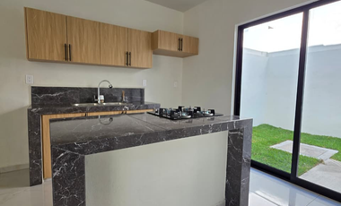 CASA EN VENTA, 2 PLANTAS, 3 RECÁMARAS, 3 BAÑOS COMPLETOS, COCHERA PARA 2 AUTOS