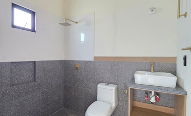 CASA EN VENTA,  2 PLANTAS, 3 RECÁMARAS, 2 BAÑOS, COCHERA PARA 2 AUTOS