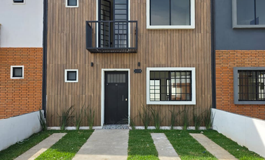 CASA EN VENTA,  2 PLANTAS, 3 RECÁMARAS, 2 BAÑOS, COCHERA PARA 2 AUTOS