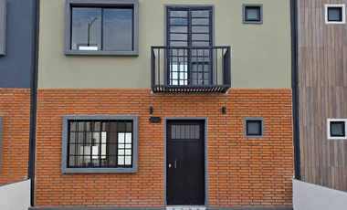 CASA EN VENTA,  2 PLANTAS, 3 RECÁMARAS, 2 BAÑOS, COCHERA PARA 2 AUTOS