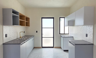 CASA EN VENTA,  2 PLANTAS, 3 RECÁMARAS, 2 BAÑOS, COCHERA PARA 2 AUTOS