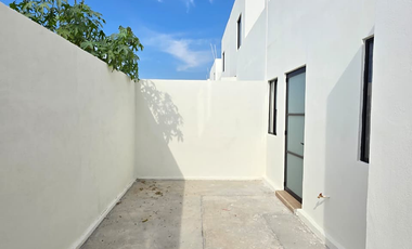 CASA EN VENTA,  2 PLANTAS, 3 RECÁMARAS, 2 BAÑOS, COCHERA PARA 2 AUTOS