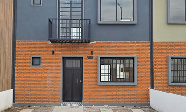 CASA EN VENTA,  2 PLANTAS, 3 RECÁMARAS, 2 BAÑOS, COCHERA PARA 2 AUTOS