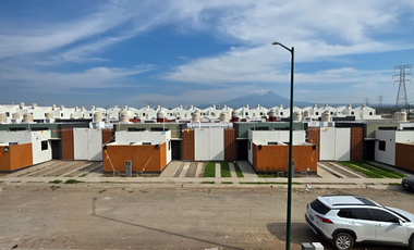 CASA EN VENTA,  2 PLANTAS, 3 RECÁMARAS, 2 BAÑOS, COCHERA PARA 2 AUTOS