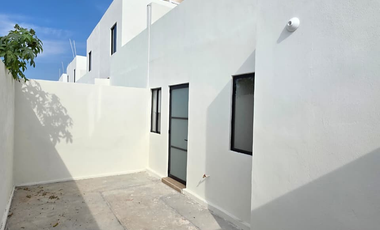 CASA EN VENTA,  2 PLANTAS, 3 RECÁMARAS, 2 BAÑOS, COCHERA PARA 2 AUTOS