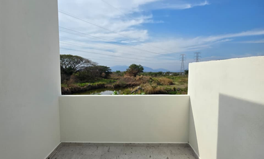 CASA EN VENTA,  2 PLANTAS, 3 RECÁMARAS, 2 BAÑOS, COCHERA PARA 2 AUTOS