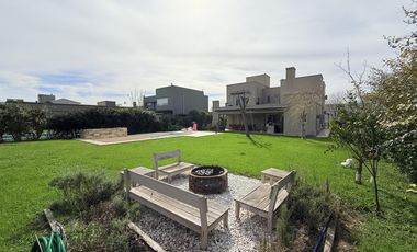 VENTA - Casa 4 dormitorios - San Sebastian, Funes