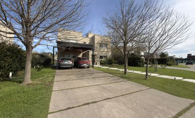 VENTA - Casa 4 dormitorios - San Sebastian, Funes