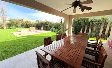 VENTA - Casa 4 dormitorios - San Sebastian, Funes