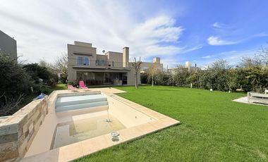 VENTA - Casa 4 dormitorios - San Sebastian, Funes