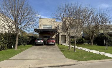 VENTA - Casa 4 dormitorios - San Sebastian, Funes