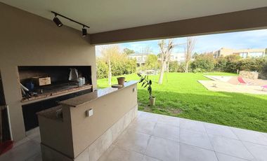 VENTA - Casa 4 dormitorios - San Sebastian, Funes