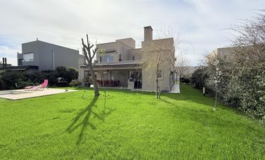 VENTA - Casa 4 dormitorios - San Sebastian, Funes