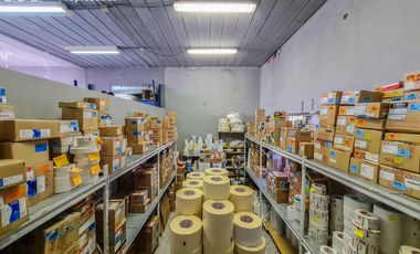 Venta con renta Edificio de oficinas con deposito, ideal laboratorio habilitable ANMAT Martinez