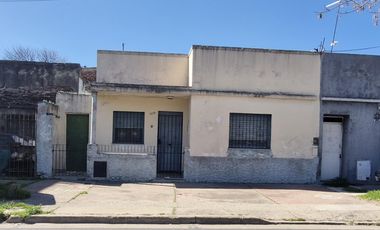 Venta casa 3 ambientes con patio en Villa Dominico