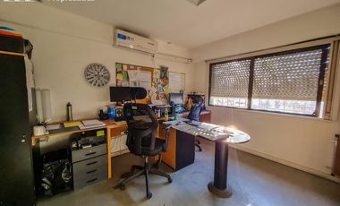 Venta con renta Deposito con oficinas, ideal laboratorio habilitable ANMAT Martinez