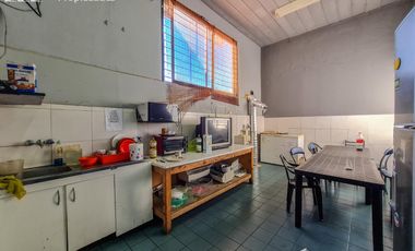 Venta con renta Deposito con oficinas, ideal laboratorio habilitable ANMAT Martinez