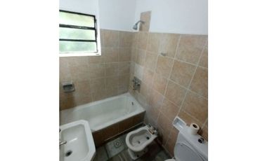 Alquilo casa de dos plantas en Paso del Rey centro