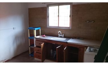 Vendo casa en Paso del Rey sobre amplio lote