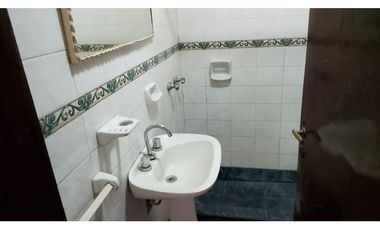Vendo casa en Paso del Rey sobre amplio lote