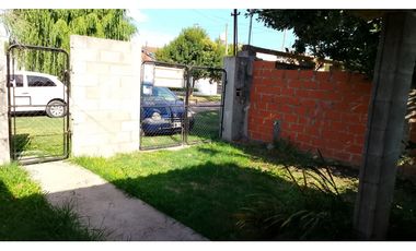 Vendo casa en Paso del Rey sobre amplio lote