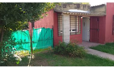 Vendo casa en Paso del Rey sobre amplio lote