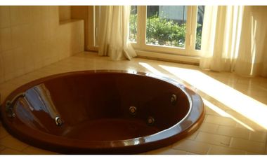 Chalet en venta en una zona exclusiva  / Matheu 2200