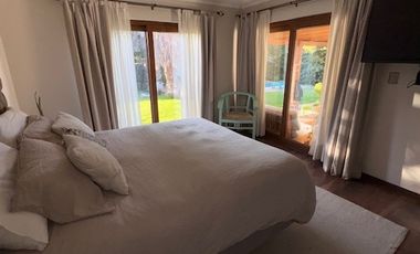 Casa en venta c/ estacionamiento en Centro de Machalí