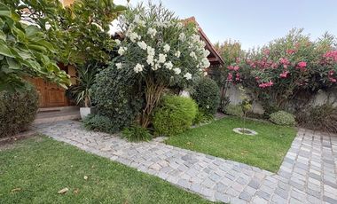Casa en venta c/ estacionamiento en Centro de Machalí