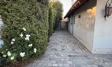 Casa en venta c/ estacionamiento en Centro de Machalí