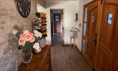 Casa en venta c/ estacionamiento en Centro de Machalí