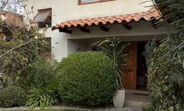 Casa en venta c/ estacionamiento en Centro de Machalí