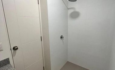 DEPARTAMENTO EN ALQUILER CON ESTACIONAMIENTO