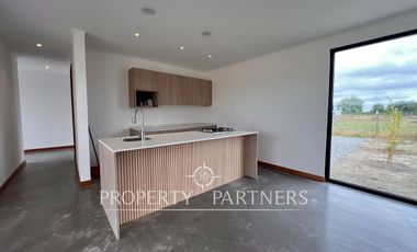 Moderna casa nueva en Condominio San Manuel